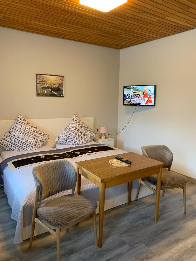 Vina Am Ring Bed & Breakfast Mannebach  Exterior photo